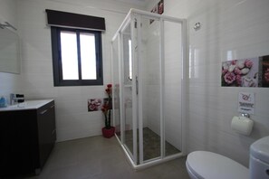 A bathroom with a shower, toilet, and sink. - Private Pool, ideal family holidays, beautiful garden, WiFi internet and aircondition- Casa Ivan - (Conil de la Frontera)