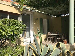 Outdoor dining - Cabanon Provençal a stone's throw from the Port d'Alon cove (St Cyr sur Mer) (SAINT CYR SUR MER)