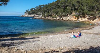 Small house with pedestrian access to Port d'Alon cove (St Cyr sur Mer)
