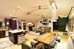 Una Smart TV, una chimenea, un reproductor estéreo