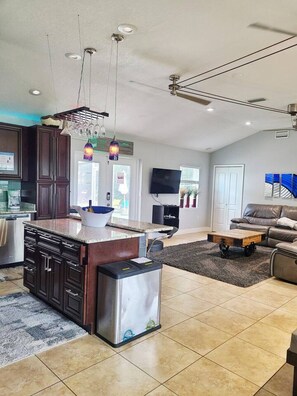 Smart-TV, Kamin, Stereoanlage