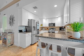 Full-size fridge, microwave, oven, stovetop