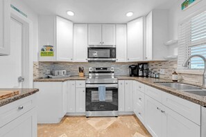 Stort kylskåp, mikrovågsugn, ugn och spishäll