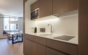 Appartement | Privékeuken | Een koelkast met diepvriezer, een microgolfoven, een oven, een kookplaat