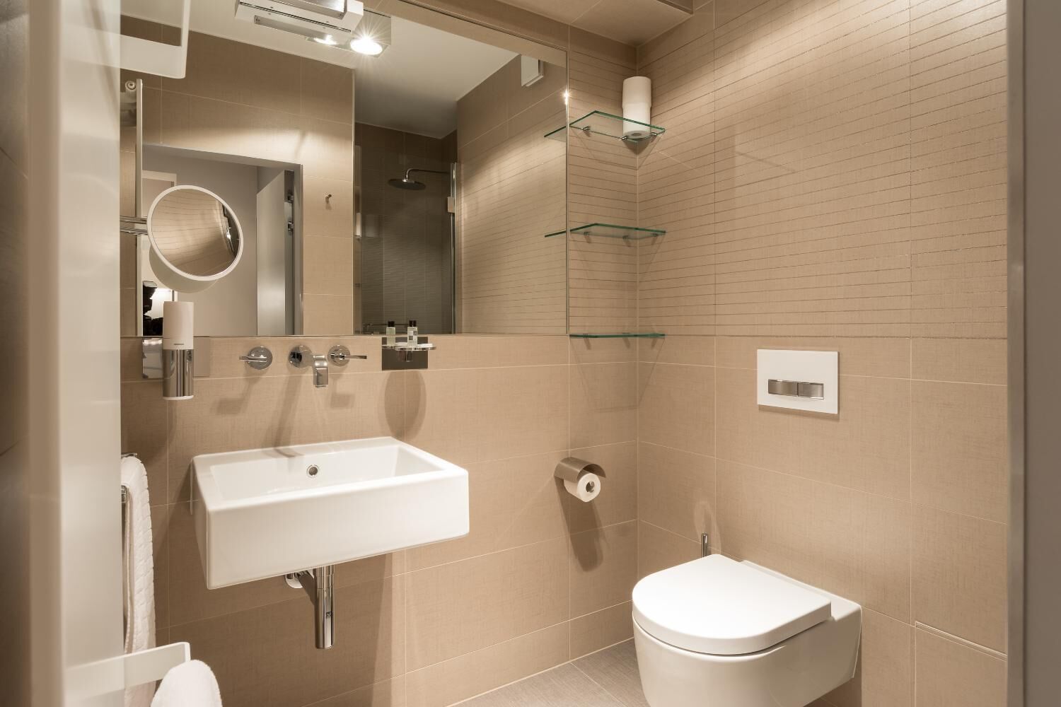 Dutxa, articles de tocador gratuïts, assecador de cabells i tovalloles 