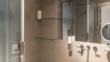 Douche, articles de toilette gratuits, sĂšche-cheveux