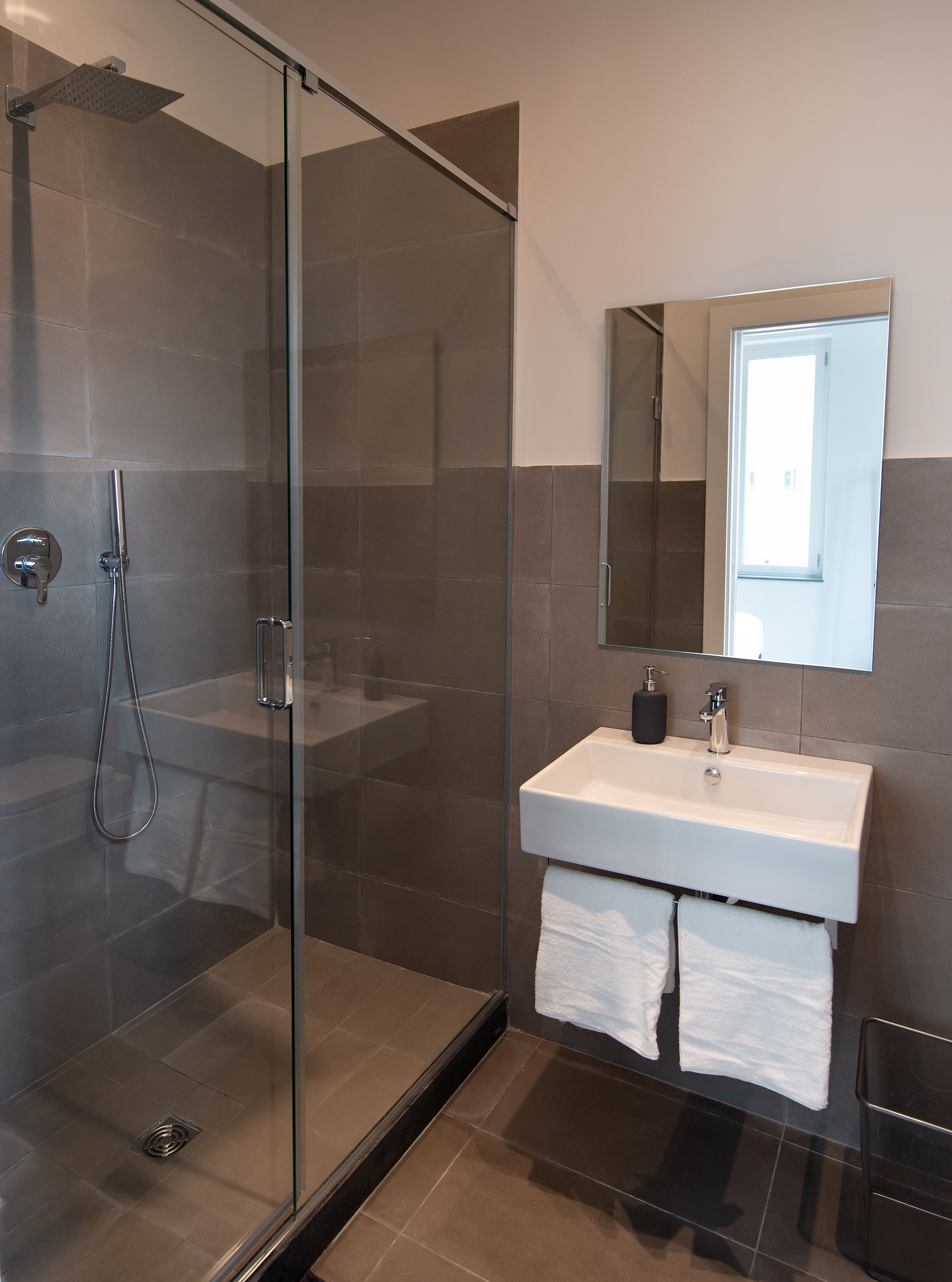 Design-Doppel- oder -Zweibettzimmer, Stadtblick | Badezimmer | Komfortbadewanne, Regendusche, kostenlose Toilettenartikel, Haartrockner