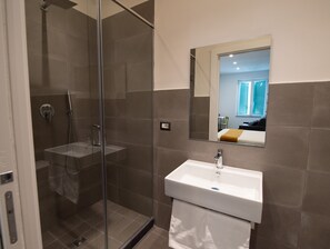 Deluxe Quadruple Room, City View | Bathroom | Deep soaking tub, rainfall showerhead, free toiletries, hair dryer - GB Vesuvius Napoli (Naples)