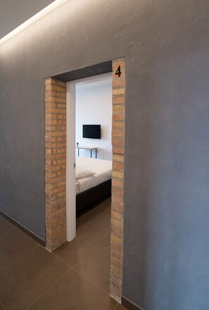 Habitació quàdruple Deluxe, vistes a la ciutat | Roba de llit d'alta qualitat i escriptori 