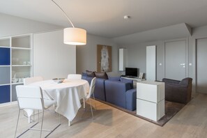 Departamento, 2 habitaciones | Área de sala de estar | Televisión de pantalla plana 