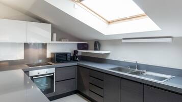 Penthouselejlighed | Privat køkken | Køleskab/fryser i fuld størrelse, mikrobølgeovn, ovn, kogeplade