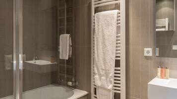 Apartment, 2 Schlafzimmer | Badezimmer | Kostenlose Toilettenartikel, Haartrockner, BademĂ€ntel, HandtĂŒcher