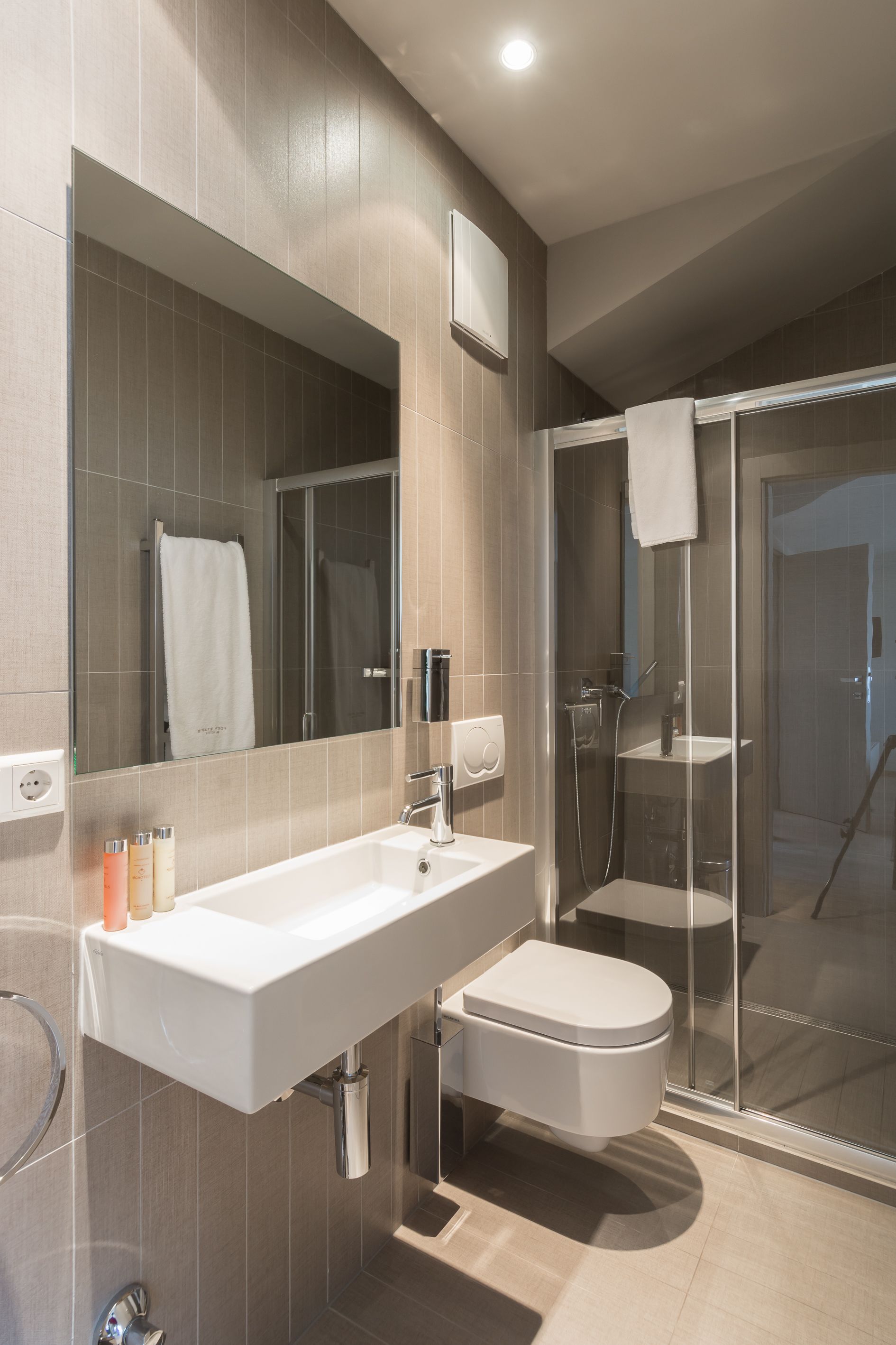 Penthouse | Bathroom | Free toiletries, hair dryer, bathrobes, towels