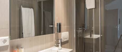 Penthouse | Bathroom | Free toiletries, hair dryer, bathrobes, towels