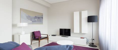 Apartment, 2 Bedrooms | Ruang tamu | TV skrin rata