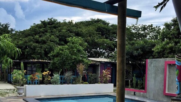 A swimming pool area with a hot tub, surrounded by a wooden deck and lush greenery. - Paraiso Lounge Santa Marta (Santa Marta)