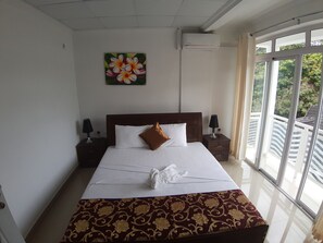 1 makuuhuone, ylelliset vuodevaatteet, tallelokero huoneessa, työpöytä