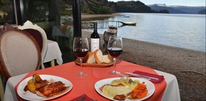 Lounas ja illallinen; paikallinen keittiö, näkymät rannalle 