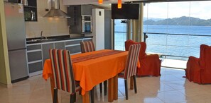 Mökki, järvinäköala | Yksityinen keittiö | Liesi, vedenkeitin, keittoastiat/astiat/ruokailuvälineet