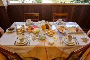 Free daily continental breakfast  - Flat Hotel Palazzo Reale (Campos do Jordão)