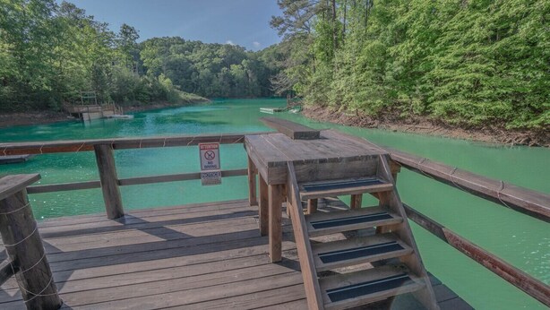 A wooden dock with a sign indicating no diving.