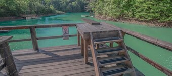 Smoke Rise Barn · Great Lake Front, Large Dock, 4bdrm, Pool Table