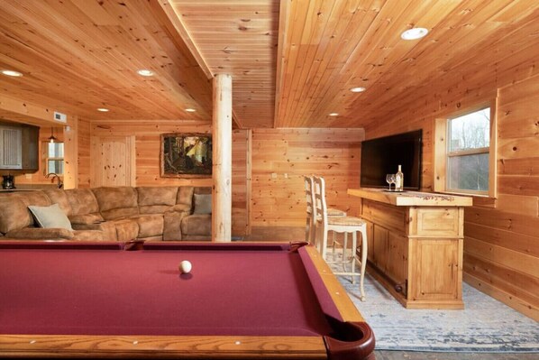 Smart TV, video games, ping pong, books - Smoke Rise Barn · Great Lake Front, Large Dock, 4bdrm, Pool Table (Dandridge)