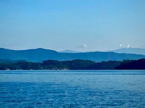 Beach - Smoke Rise Barn · Great Lake Front, Large Dock, 4bdrm, Pool Table (Dandridge)