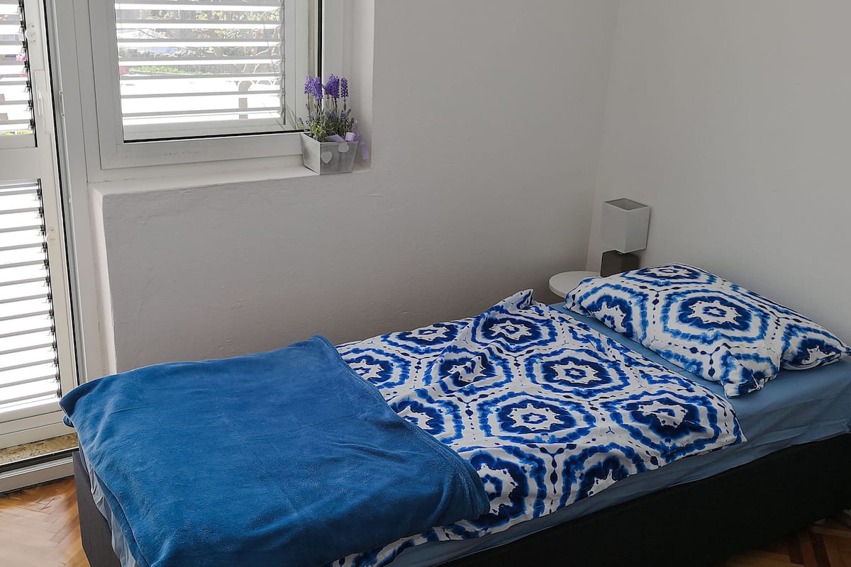 Economy Double or Twin Room, Garden View | Living area