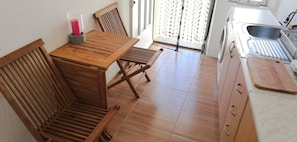 Kühlschrank, Herdplatte, Kochgeschirr/Geschirr/Besteck