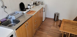 Kühlschrank, Herdplatte, Kochgeschirr/Geschirr/Besteck