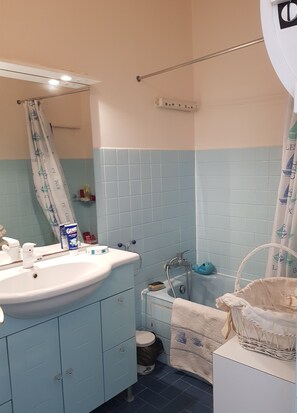 Combined shower/bathtub, hair dryer, towels, soap