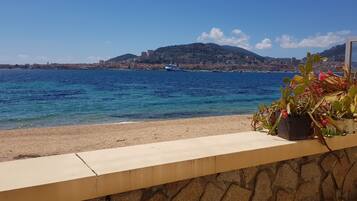 Plage, chaises longues, serviettes de plage