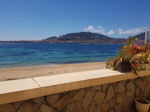 Plage, chaises longues, serviettes de plage