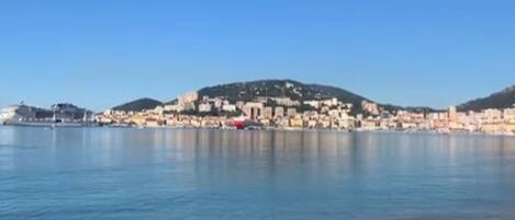 Ubicación a pie de playa, tumbonas y toallas de playa
