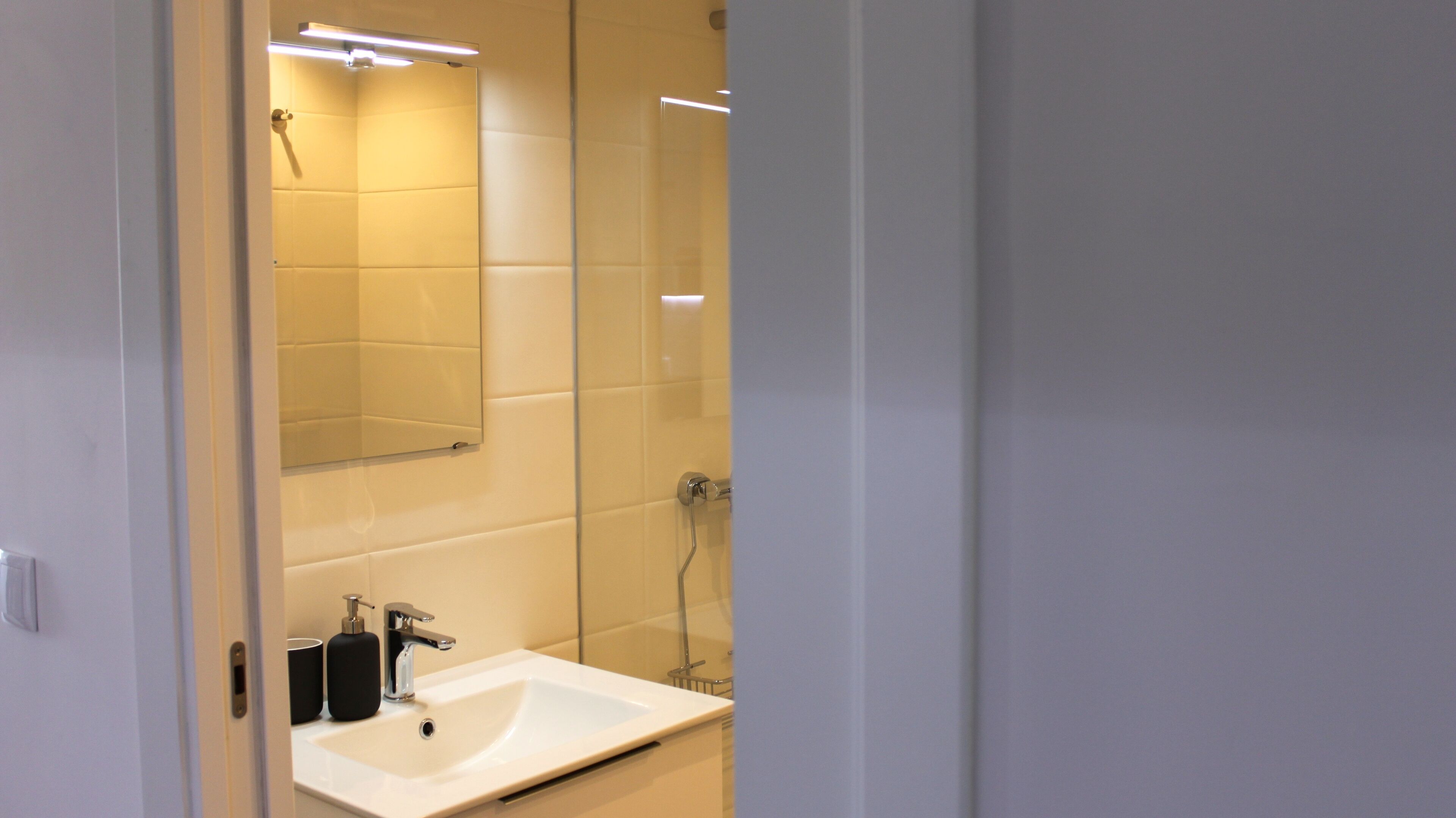 Ducha, secador de pelo, toallas y jabón