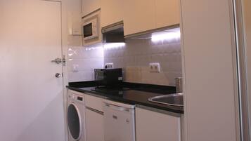 Frigorifero, microonde, forno, piano cottura