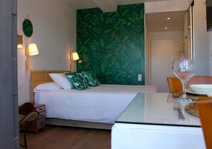 1 Schlafzimmer, Schreibtisch, schallisolierte Zimmer