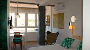 1 Schlafzimmer, Schreibtisch, schallisolierte Zimmer