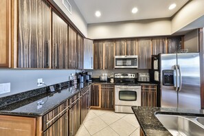 Kylskåp, mikrovågsugn, ugn och spishäll