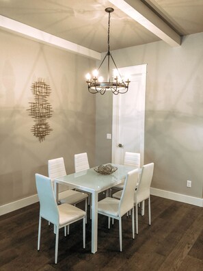 Dining - Elegant new townhouse in downtown Bentonville (Bentonville)