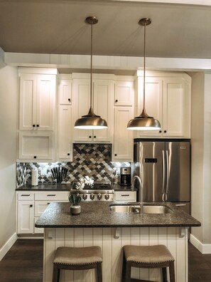 Fridge, microwave, oven, stovetop - Elegant new townhouse in downtown Bentonville (Bentonville)