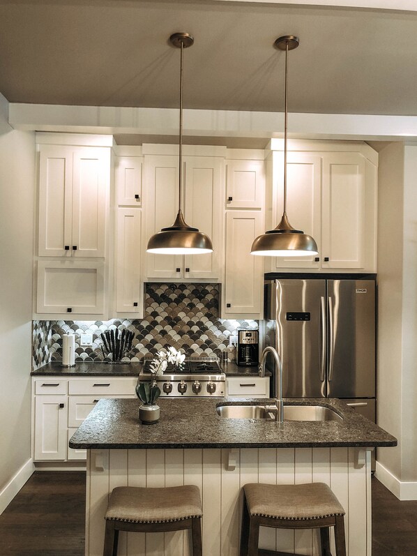 Fridge, microwave, oven, stovetop - Elegant new townhouse in downtown Bentonville (Bentonville)