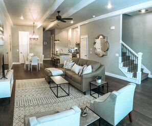 TV - Elegant new townhouse in downtown Bentonville (Bentonville)