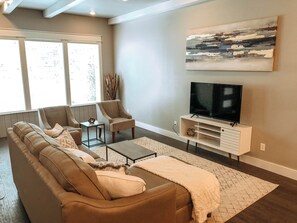 TV - Elegant new townhouse in downtown Bentonville (Bentonville)