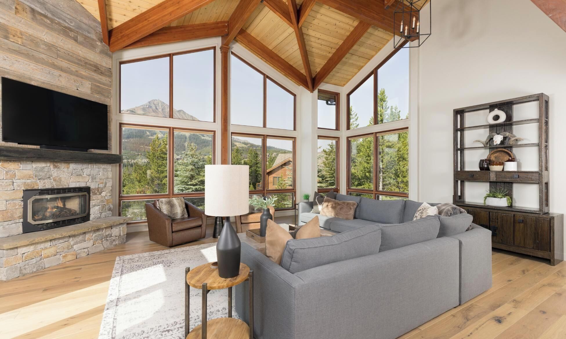 Smart-TV, Kamin, Videospiele, Tischfußball