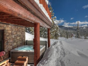 Outdoor spa tub - Big Sky Vacation Rentals: PR Little Shadow 7 (Big Sky)