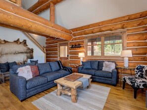 TV, peis, DVD-spiller og stereoanlegg