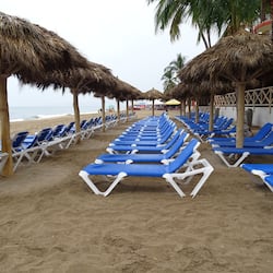 Trên bãi biển, cát trắng