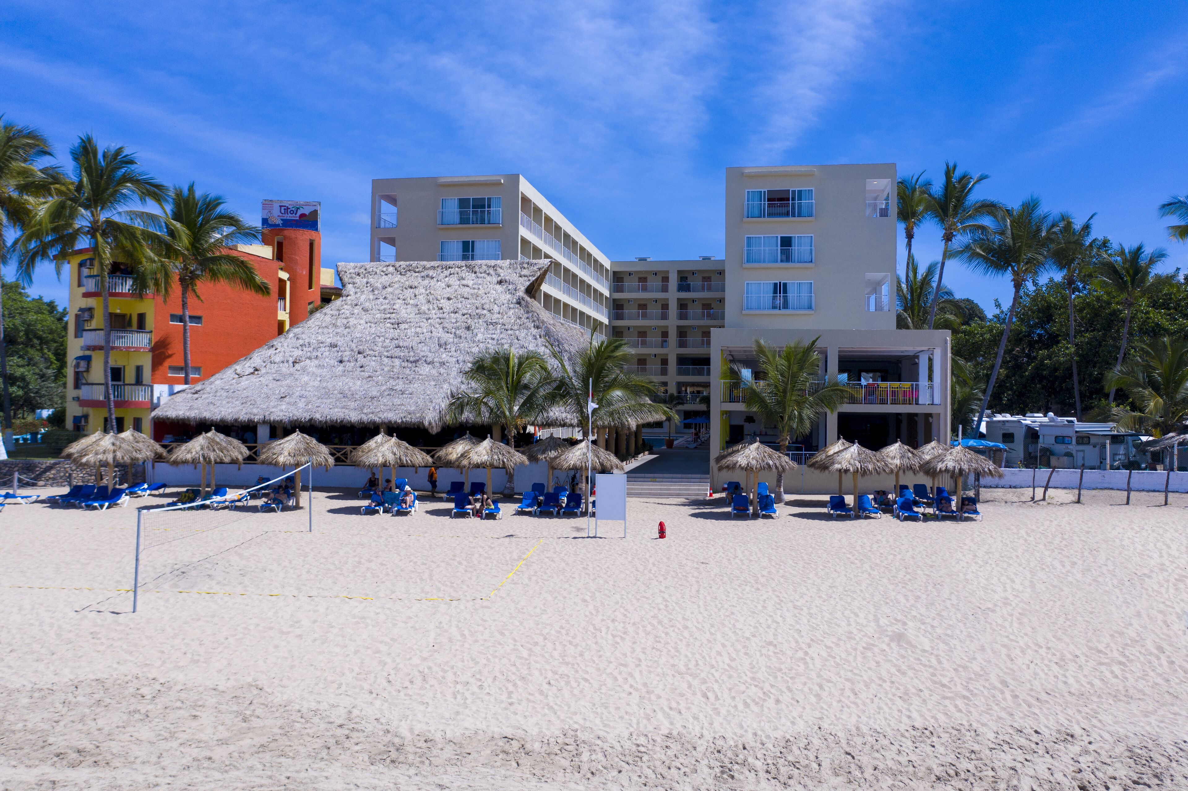 En la playa y playa de arena blanca 